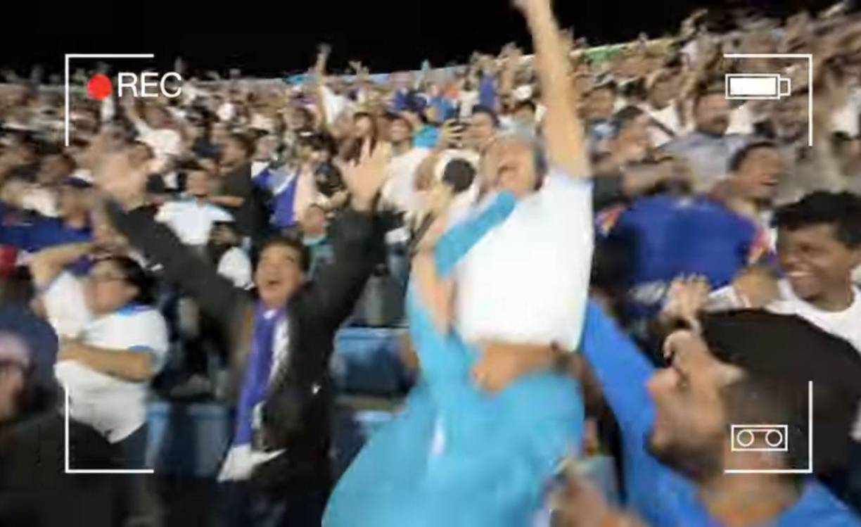 Los presentes lo abrazaron, cargaron y lo acompañaron en las celebraciones de los goles, que para muchos fue una sorpresa, pero también de gran alegría para dar el primer golpe ante México. 