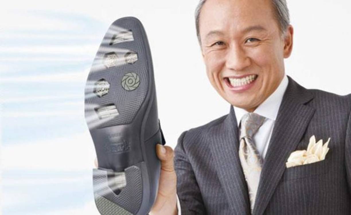 ZAPATOS CON AIRE ACONDICIONADO.<br/>Un invento que pudiera parecer atractivo para mantener frescos los pies en países de clima cálido como el nuestro...hasta que te enteras que el 'aire acondicionado' consiste en una serie de 'aeroventilas', que no son otra cosa que orificios que supuestamente hacen circular el aire por todo el pie. Ah y no solo dejan pasar el aire, también el agua. ¡Cuidado con los charcos!