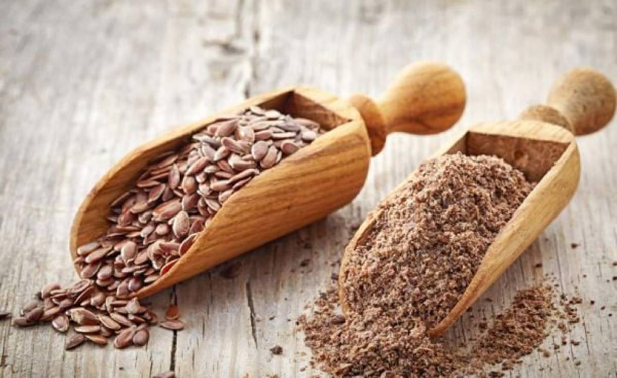 La linaza sirve para adelgazar el abdomen, es un alimento que actúa eficazmente en la eliminación de toxinas, además regula los niveles de azúcar en la sangre.