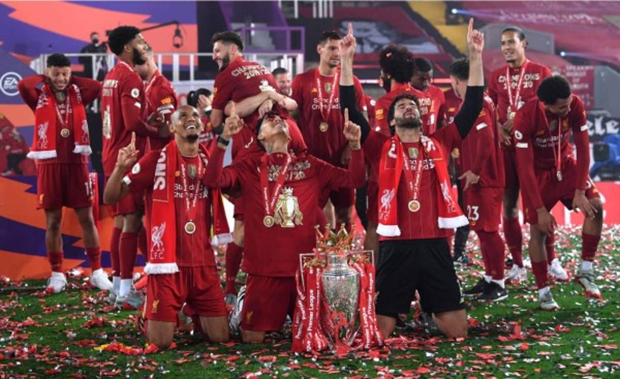 Los brasileños del Liverpool, Fabinho, Roberto Firmino y Alisson Becker, dando gracias por el título.
