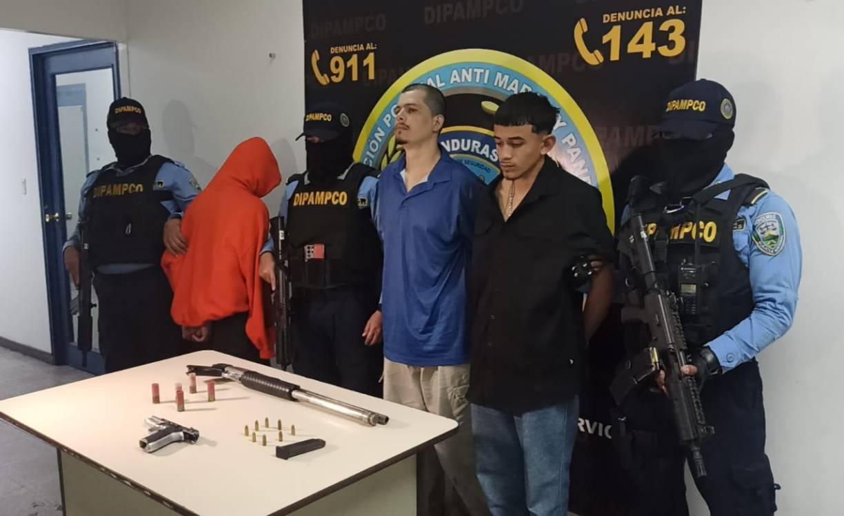 Horas más tarde, los agentes policiales capturaron a los hombres en la colonia Flor del Campo, de Comayagüela. Los aprehendidos, presuntamente, son miembros activos de la Pandilla Barrio 18. 