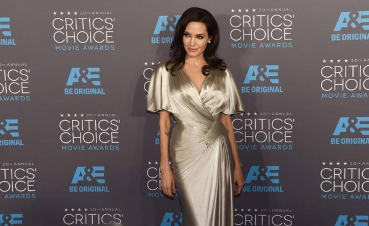 Como bien recordarán, Pitt y Aniston eran la “pareja dorada de Hollywood” hasta su divorcio en el 2005. De inmediato, se elevaron como la espuma los rumores de que el matrimonio culminó por la infidelidad del actor con su coprotagonista en el filme “Mr. & Mrs. Smith”, Angelina Jolie.