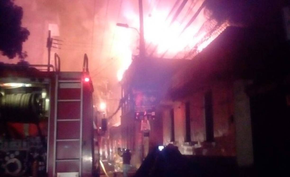 Triminio agregó que el fuego también se propagó a un hotel, en cuyo segunda planta estaban las habitaciones, mientras que abajo funcionaba un bar y a un costado una tienda de ropa.<br/>