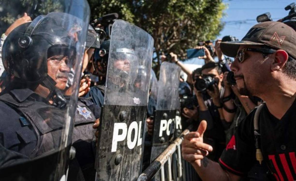 Tras la llegada de integrantes de la caravana de migrantes a Tijuana, la tensión ha incrementado en la zona.