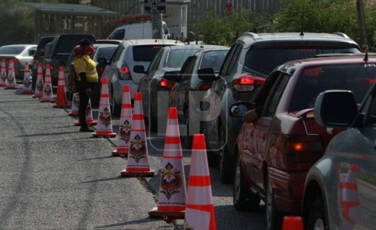 La jornada incluyó a adultos mayores entre 75 y 76 años de edad. Continuará hasta abordar a personas de 85 años en adelante, hasta el 29 de mayo. Largas filas de vehículos esperaban para vacunar a los mayores de 75 años.