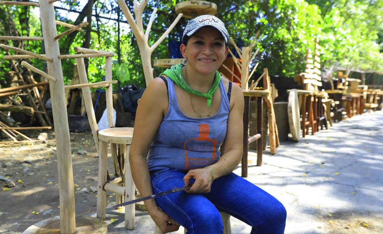 Entre un grupo de hombres, sobresale una mujer, quien dejó a un lado la idea de trabajar para alguien más, para centrarse en levantar su propio negocio.