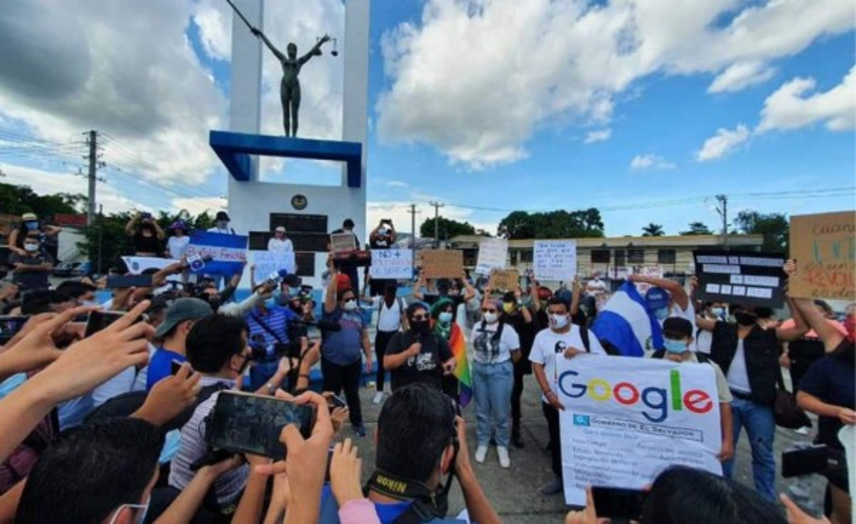 'Esto ha sido una cascada de sucesos que buscan desplomar lo poco que conocíamos por democracia', señalaron.