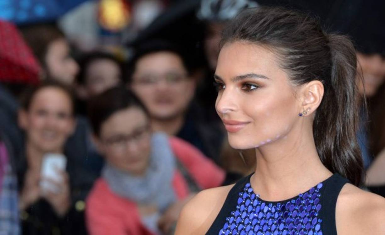 Si eres de las mujeres a quienes les gusta lucir peinados prácticos y no tienes mucho tiempo para visitar los salones de belleza copia el estilo de la modelo Emily Ratajkowski que apostó por recoger su cabello en una cola media alta.