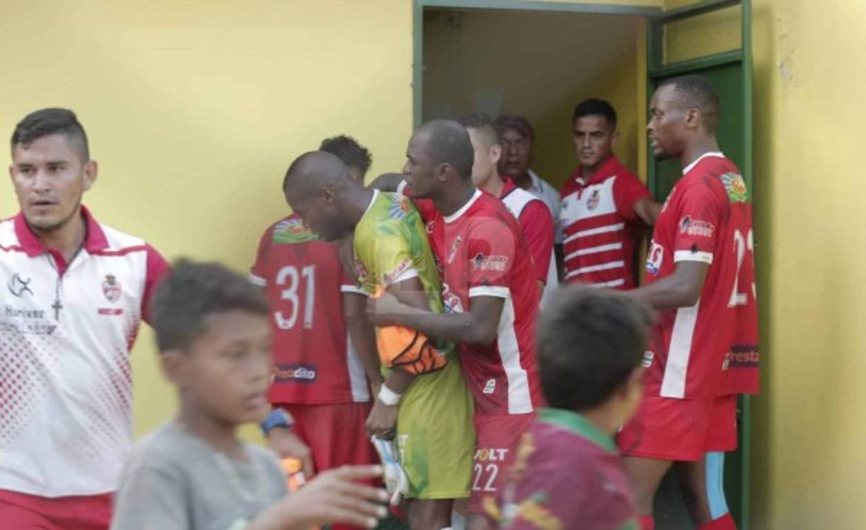 Tras el pitazo final, el portero colombiano William Robledo de la Real Sociedad se descontroló e intentó irse a los golpes para sorpresa de todos con Robbie Matute, su propio compañero.