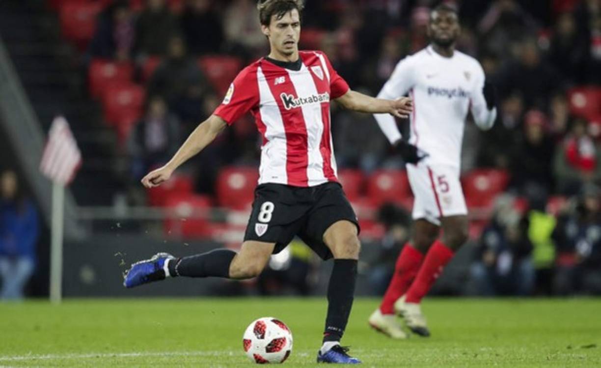 Ander Iturraspe: Centrocampista español de 30 años de edad que finalizó su contrato con el Athletic Bilbao.