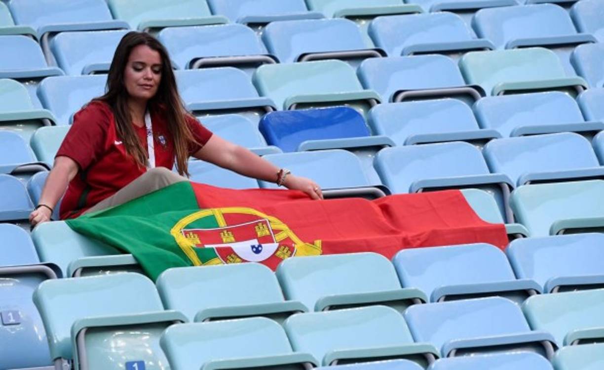 Esta seguidora de la Selección de Portugal con la bandera lusa.
