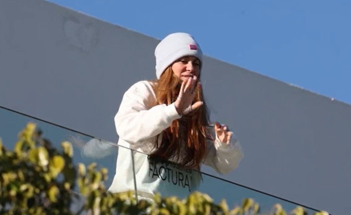 En las fotos se puede ver a la colombiana con un suéter en el que se puede leer: “Las mujeres ya no lloran, las mujeres facturan”, haciendo referencia a la canción con Bizarrap.<br />