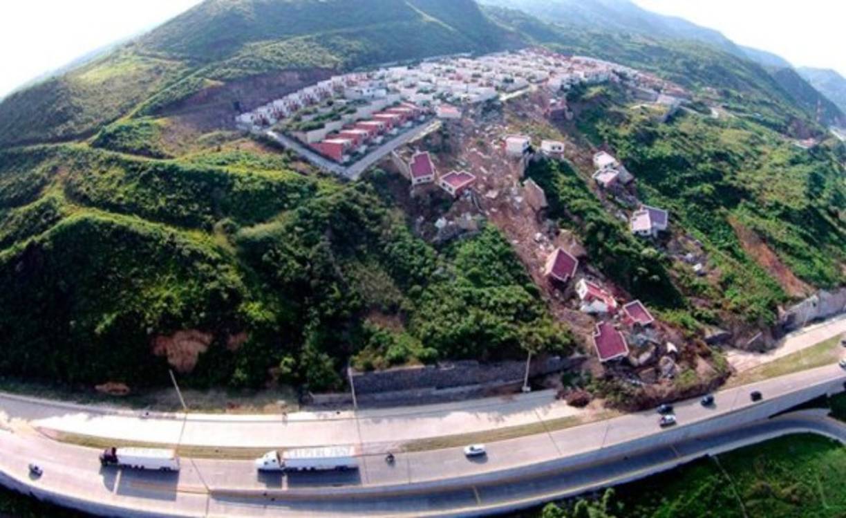 1. Ciudad del Ángel es un proyecto residencial que fracasó por construirse en una zona inestable sin elaboración de estudios geológicos que empezó a colapsar en 2013.