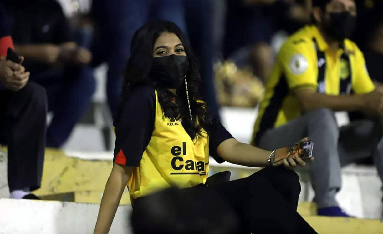 En las gradas del Morazán también hubo belleza aurinegra.