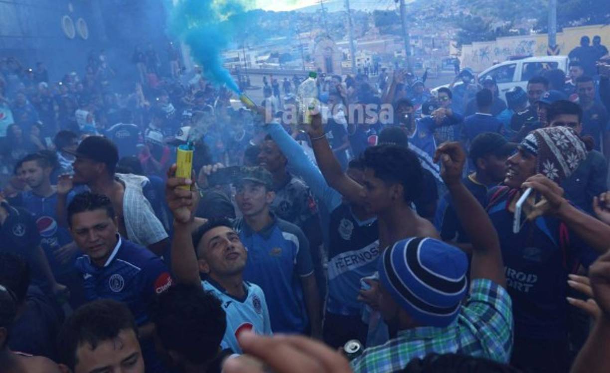 Real Madrid's Spanish defender Sergio Ramos (C) holds the trophy after winning the UEFA Champions League final football match between Liverpool and Real Madrid at the Olympic Stadium in Kiev, Ukraine on May 26, 2018.<br/>Real Madrid defeated Liverpool 3-1. / AFP PHOTO / LLUIS GENE