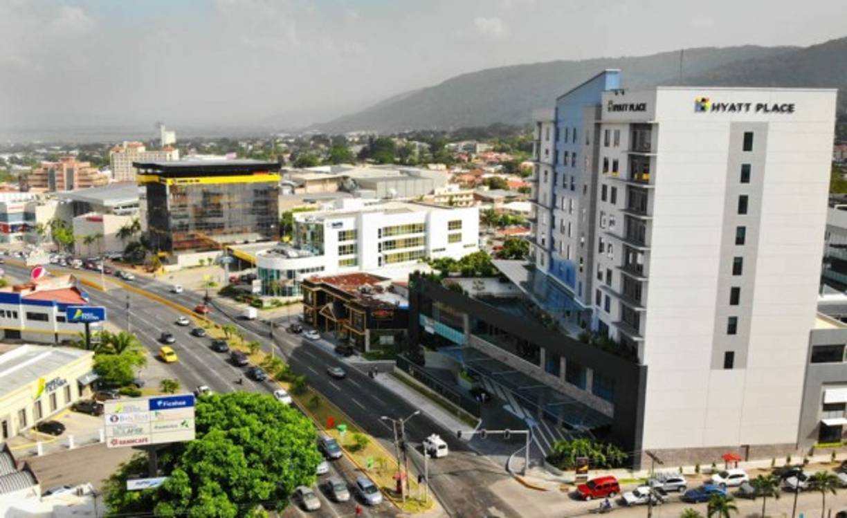 El hotel está ubicado en la avenida Circunvalación de San Pedro Sula, Honduras, y está diseñado para todo tipo de viajeros.