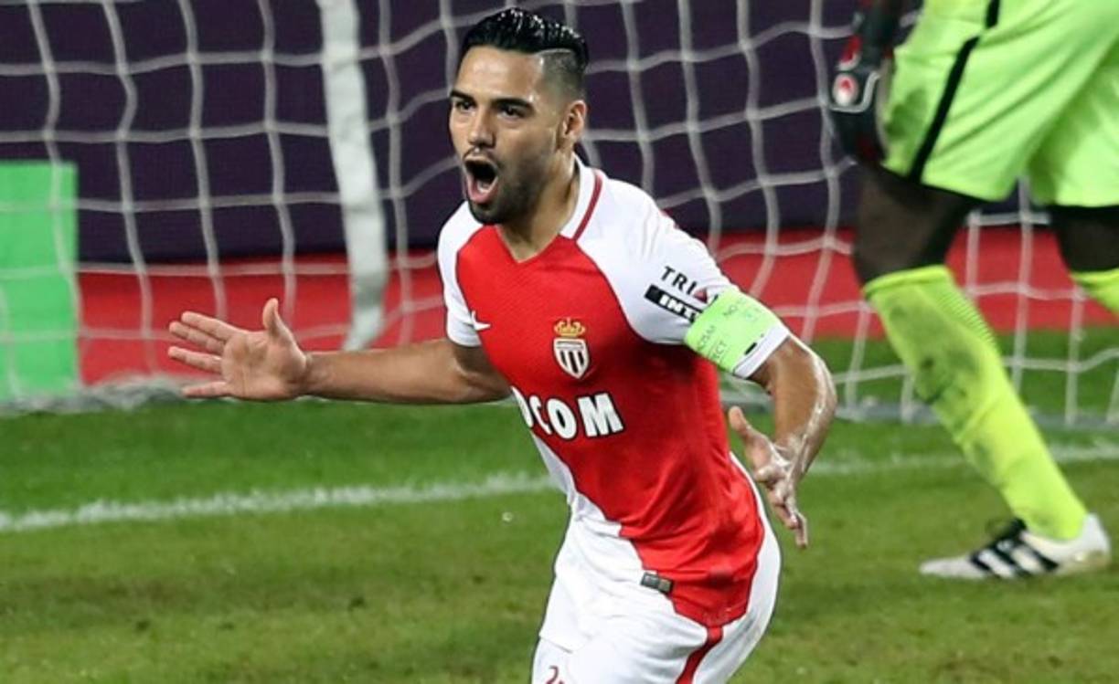 Radamel Falcao. Uno de los mejores delanteros de la última década. Su nombre empezó a sonar en el Porto, para variar, y de ahí se marchó al Atlético de Madrid, donde triunfó y conquistó a la hinchada rojiblanca. Su capacidad para marcar y fabricarse las oportunidades es asombrosa, es uno de esos 'killers' que no perdona nunca. Está de greso en el Mónaco tras un frustrado paso por la Premier League Manchester. Sufrió una lesión que le dejó fuera de una cita que le hubiera catapultado aún más si cabe: el Mundial de Brasil, en el que su selección, Colombia, hizo un gran papel pero quizá echaron en falta a su gran estrella.