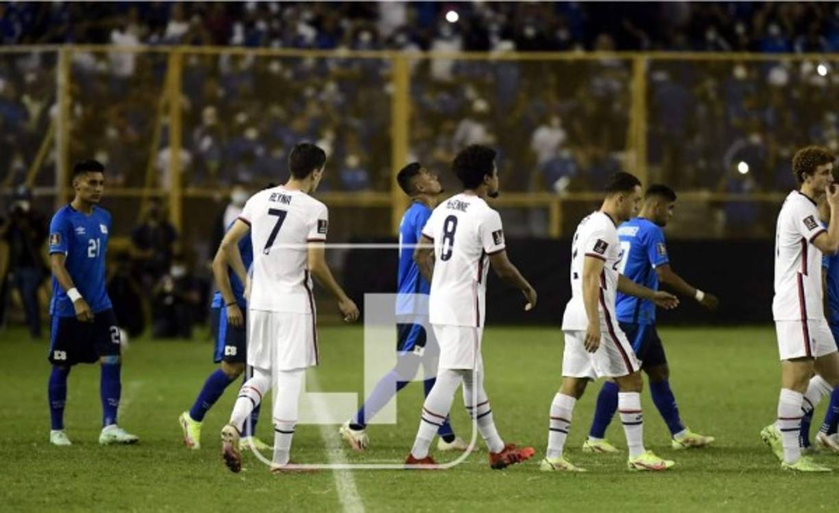 Los jugadores de ambos equipos saliendo a la cancha para disputar el partido.