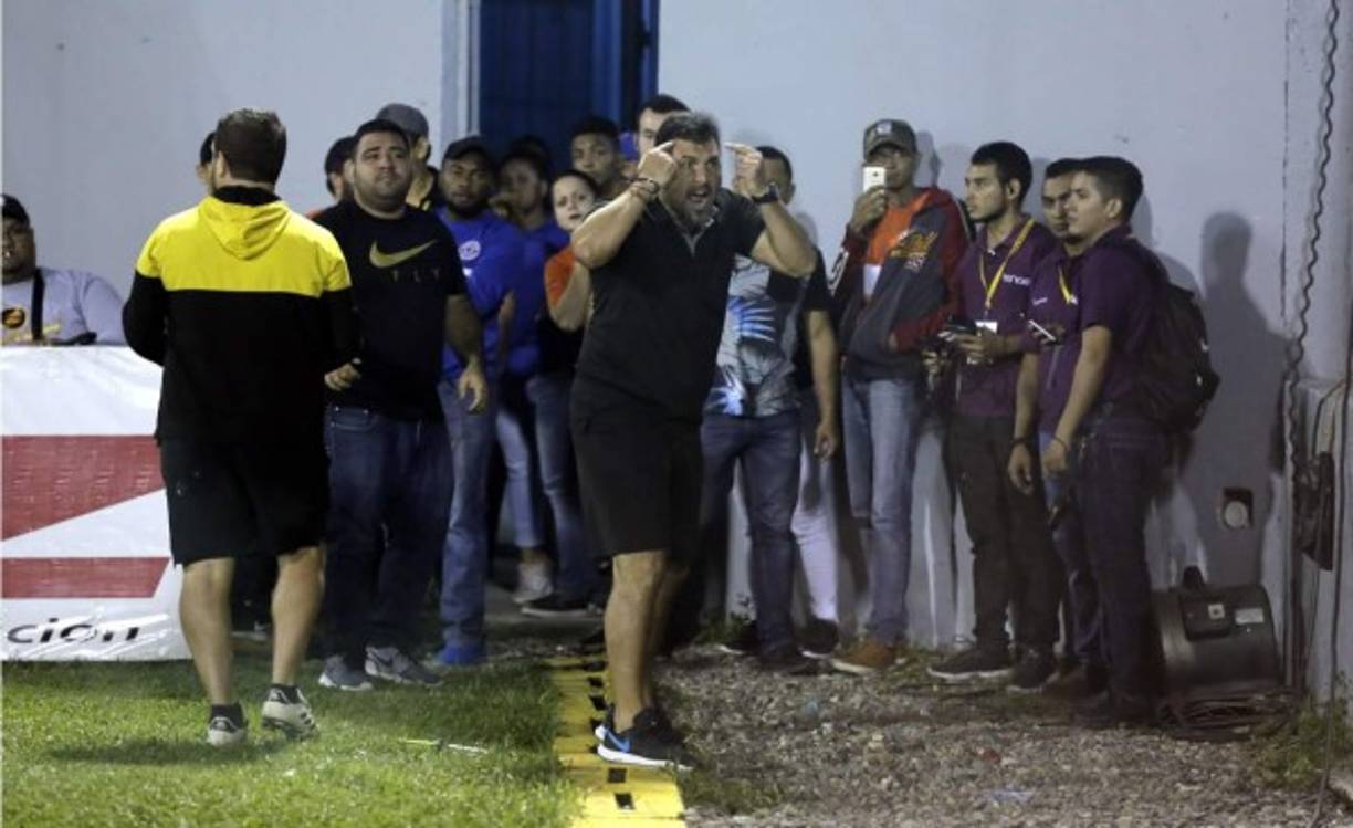 'Tato' García le pedía tranquilidad a aficionados del Real España en las gradas.