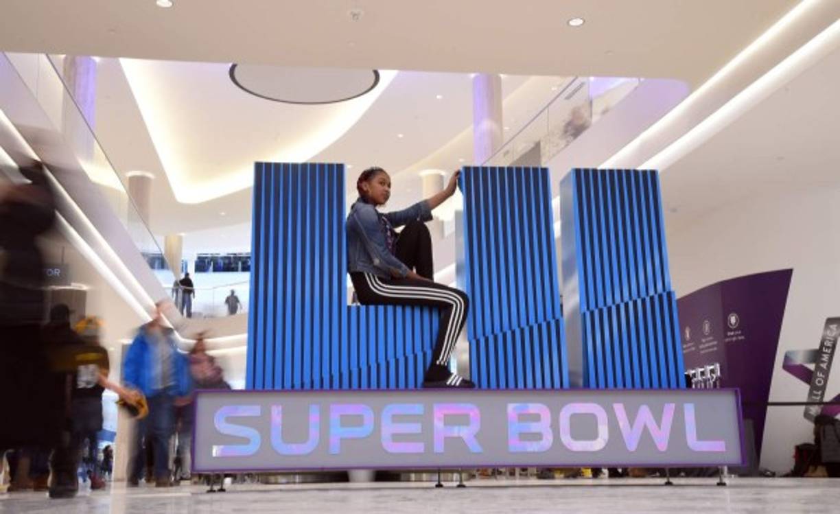 El gran día que los fanáticos del fútbol americano han esta esperando está aquí y mientras que las bajas temperaturas se sienten en el ambiente de la fría Minneapolis (Minnesota, norte de EEUU), los aficionados calientan el ambiente con sus ocurrencias, como veremos a continuación.