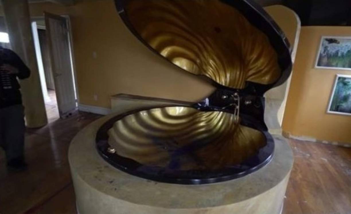 Los exploradores encontraron un jacuzzi bañado de oro dentro de una de las habitaciones de la mansión.