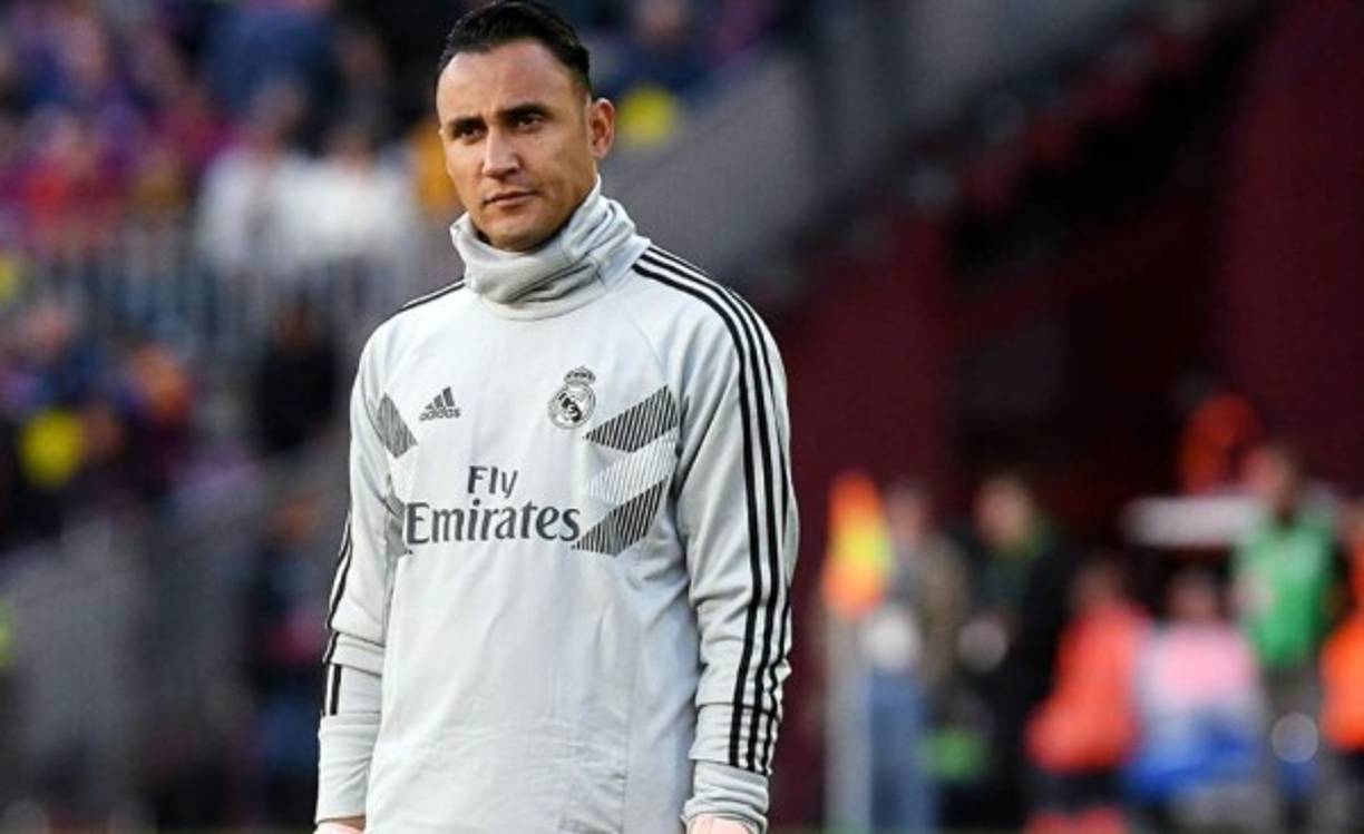 Keylor Navas podría estar tanteando su futuro en la Premier League. La titularidad de Thibaut Courtois ha dejado al costarricense en un segundo plano y podría buscar otra opción. El Arsenal, según The Mirror, estaría dispuesto a pagar 13 millones de euros por hacerse con los servicios del guardameta blanco.