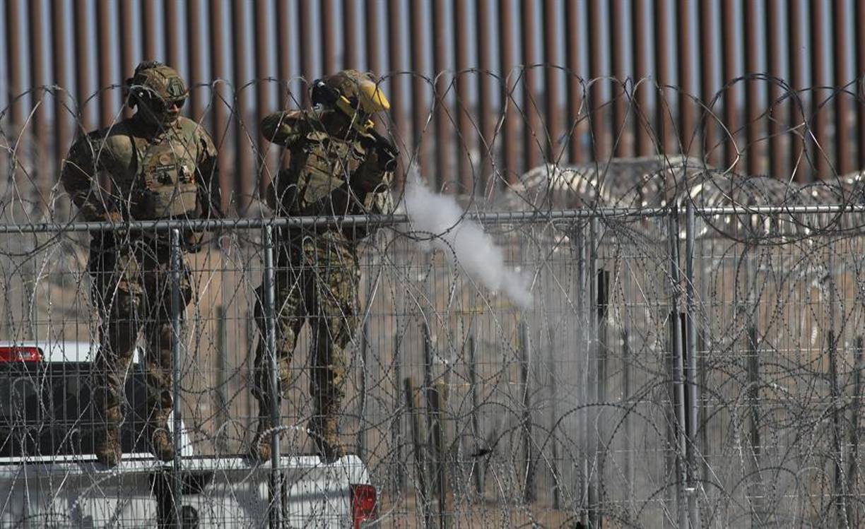 El incidente ocurrió en el marco del Día Internacional del Migrante, cuando un grupo de más de 150 migrantes, en su mayoría provenientes de Centroamérica y Suramérica, fueron engañados en redes sociales al hacerles pensar que los dejarían pasar por el muro fronterizo, en el norte de México.