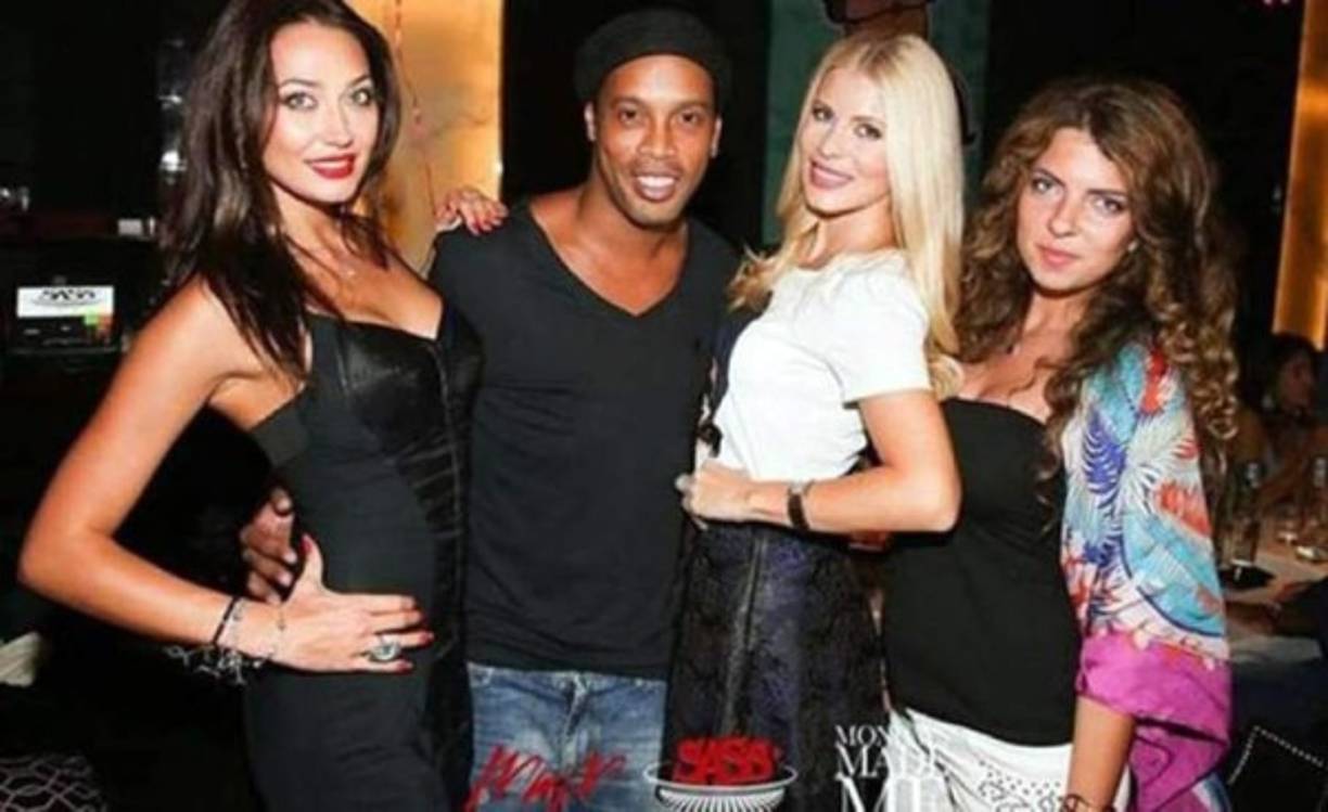 Ronaldinho es conocido por algunas de sus excentricidades. Para firmar por el Queretaro puso varias condiciones al equipo mexicano. La lista del brasileño sorprendió a los dirigentes del equipo norteamericano: Una casa con piscina, una cancha de fútbol playa, otra de fútbol siete y cuatro mayordomos.