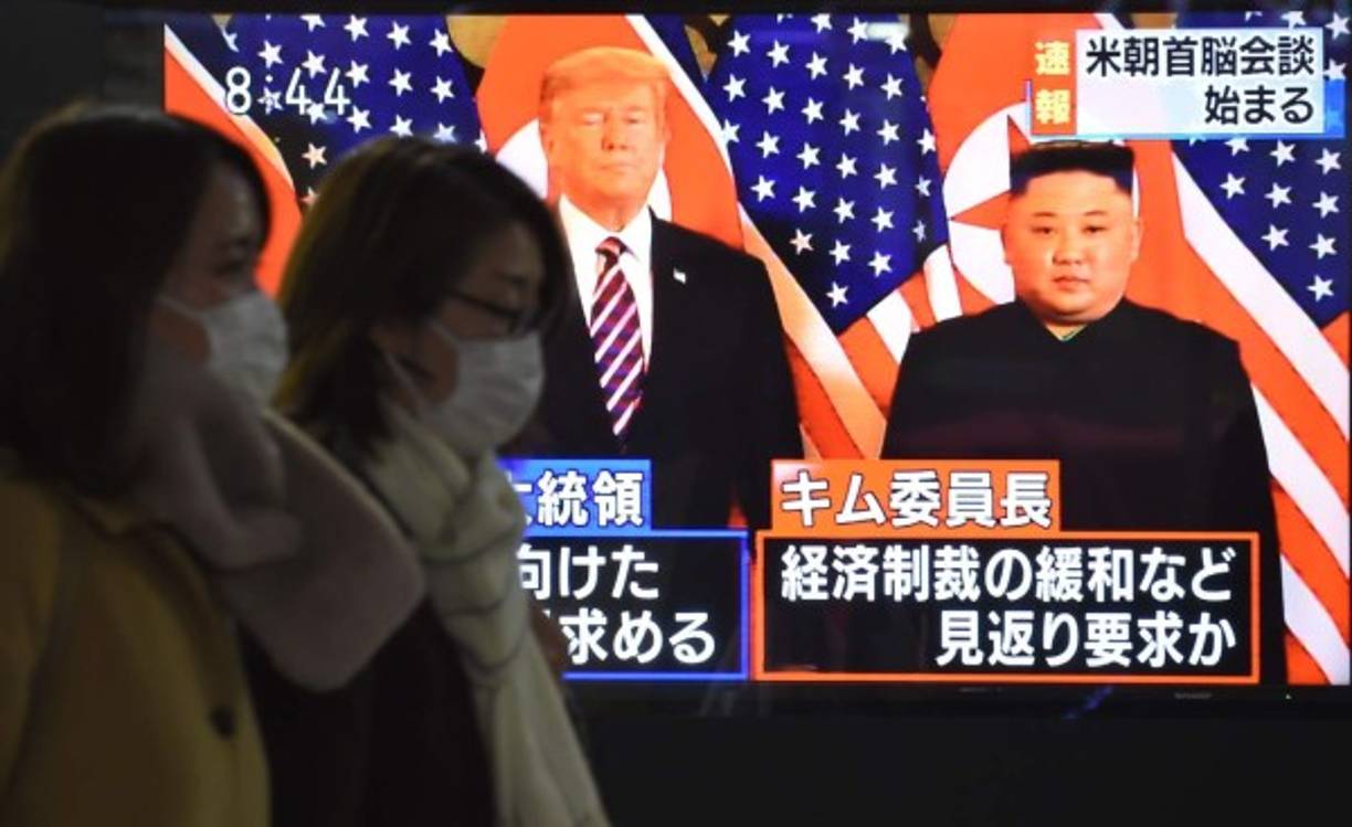 Posaron frente a un fondo formado por seis banderas estadounidenses intercaladas con otras seis norcoreanas, en el céntrico hotel Sofitel Metropole de Hanói.<br/>