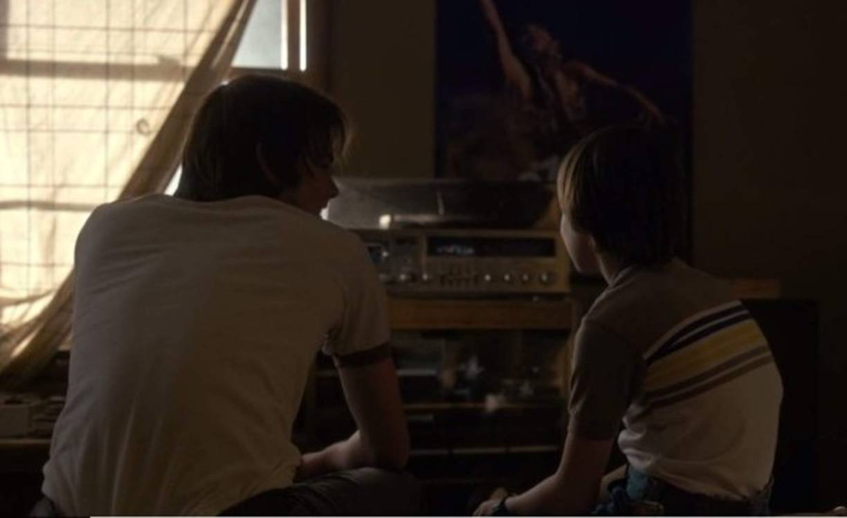 Los compositores del sountrack de la serie (Michael Stein y Kyle Dixon) formaban parte de una banda synth llamada SURVIVE; su música apareció en la banda sonora de la película The Guest y fue ahí donde los Duffer los descubrieron. Ambos músicos renunciaron a sus trabajos para participar en Stranger Things, y hasta ahora han compuesto 13 horas de música para la serie.<br/>