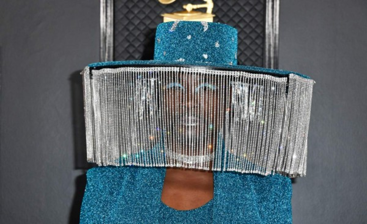 El actor y cantante Billy Porter avasalló a todos en la Alfombra Roja de los Grammys 2020, no es para menos, su excentricidad que acostumbra opaco hasta los artistas más populares.