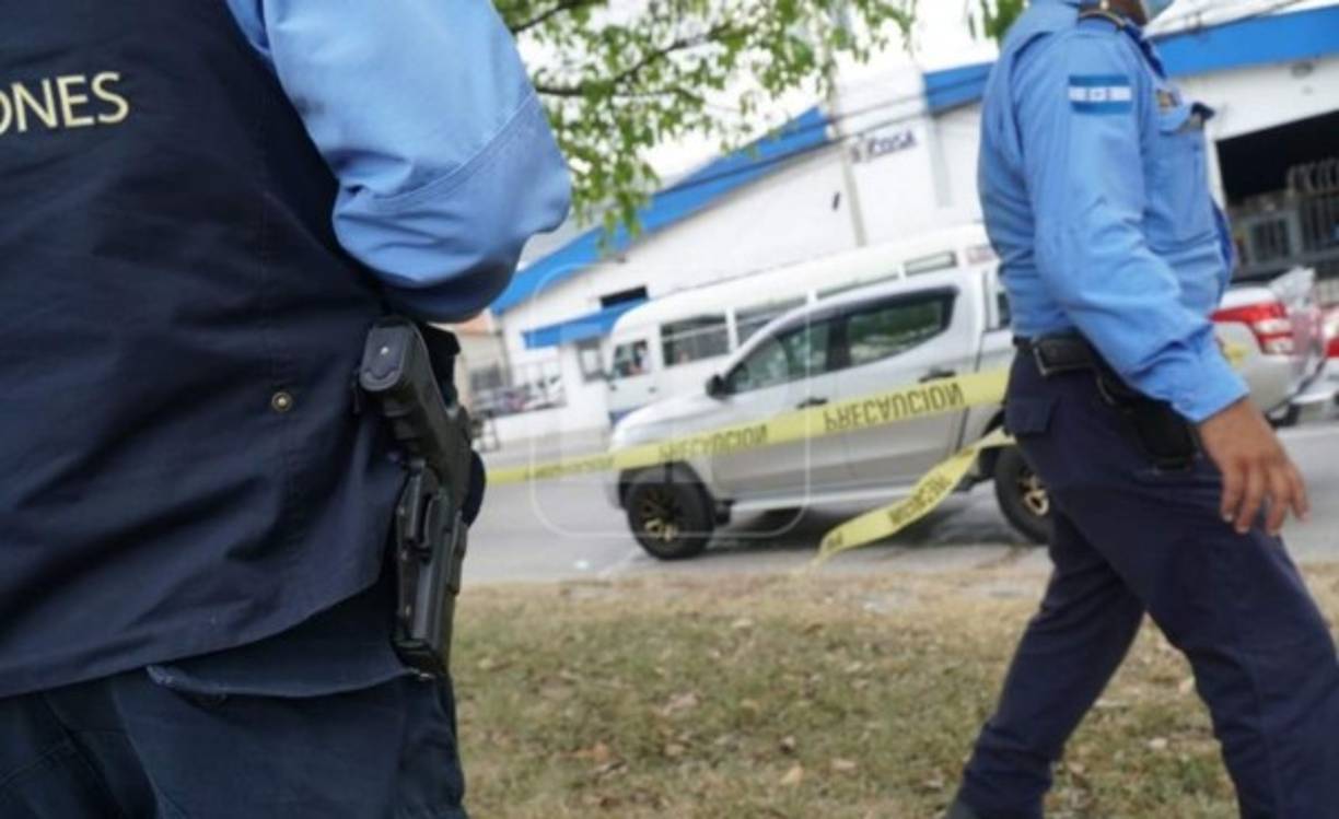 Ataques mortales recrudecen la inseguridad en San Pedro Sula. Así como los dos ciudadanos atacados, hace diez días, en el barrio Medina, otro hombre y mujer fueron atacados a disparos. Ambos murieron. Estaban en un vehículo, estacionados, cuando dos sicarios les infirieron múltiples disparos.