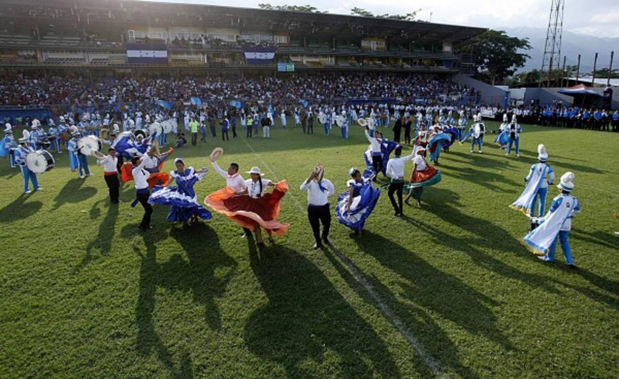Además de la banda de guerra los estudiantes del JTR hicieron una presentación cultural.