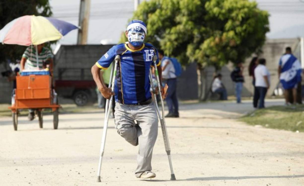 No hay excusas para no apoyar a la Selección, este hombre es un ejemplo claro del amor por la H.