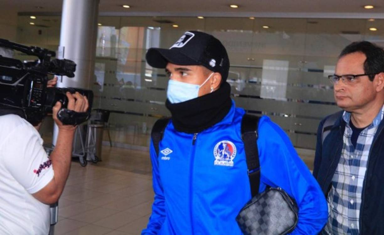 Michaell Chirinos salió de la terminal aérea bien cubierto.