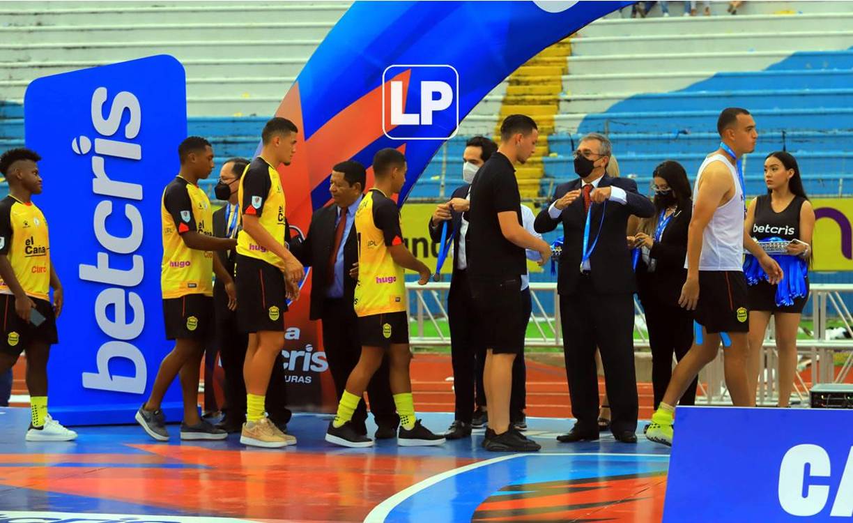 Jugadores del Motagua pasaron a recoger las medallas de subcampeones.