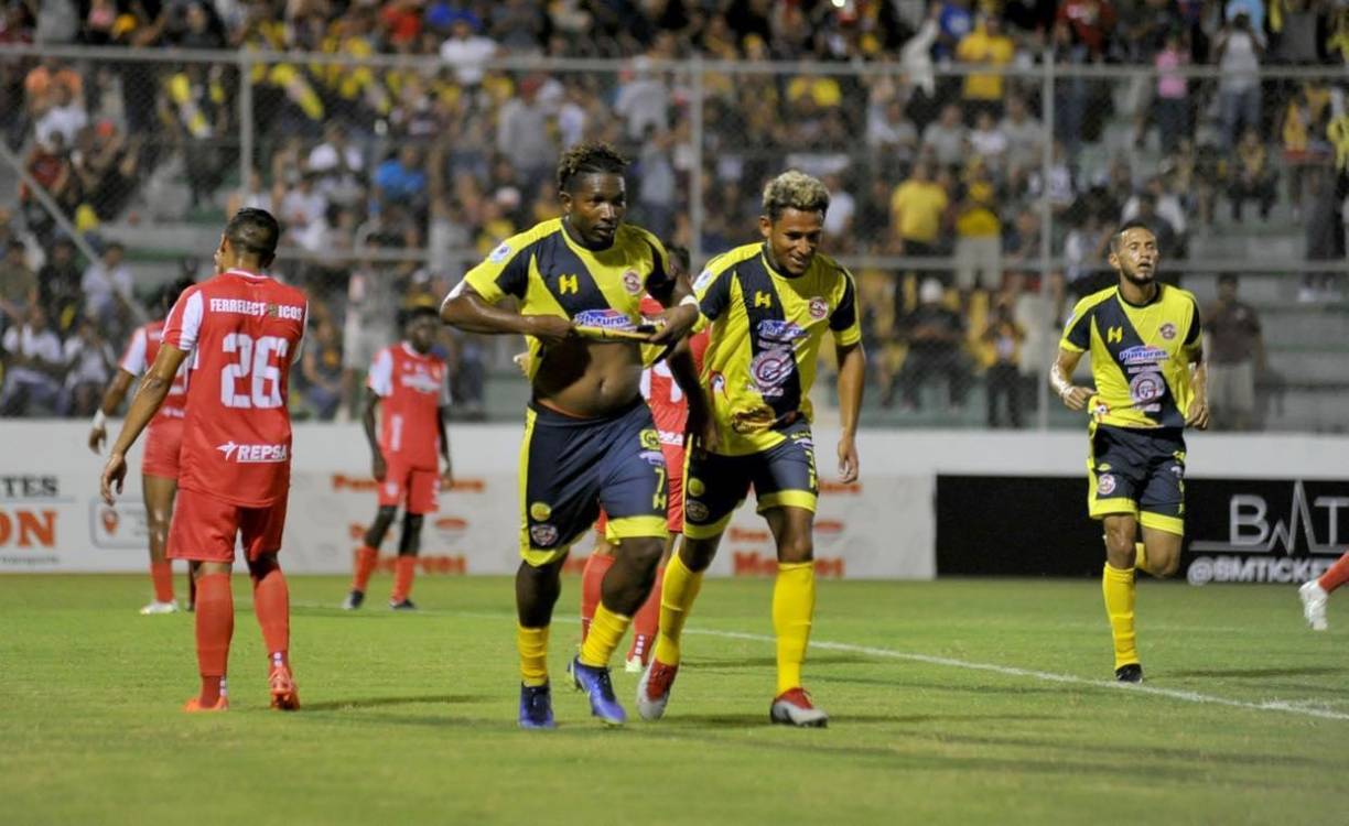 El futbolista del Génesis celebró de una manera muy peculiar el primer tanto del encuentro.
