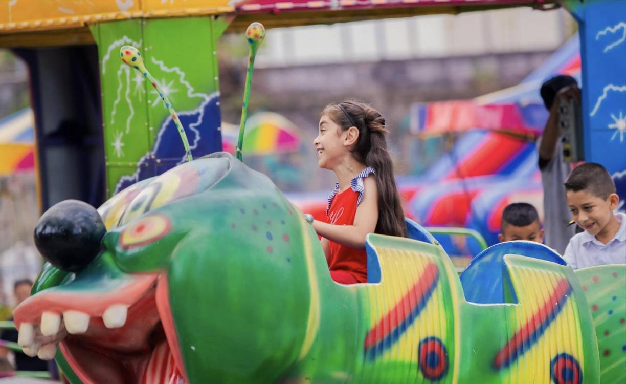 La Plaza Artesanal Jorge Bueso Arias de Santa Rosa de Copán se convirtió en el epicentro de la diversión con actividades recreativas que incluyeron conciertos y juegos para niños.
