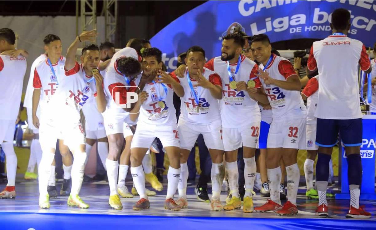 Secuencia del momento en el que Brayan Beckeles le ‘roba‘ un beso a José Mario Pinto.