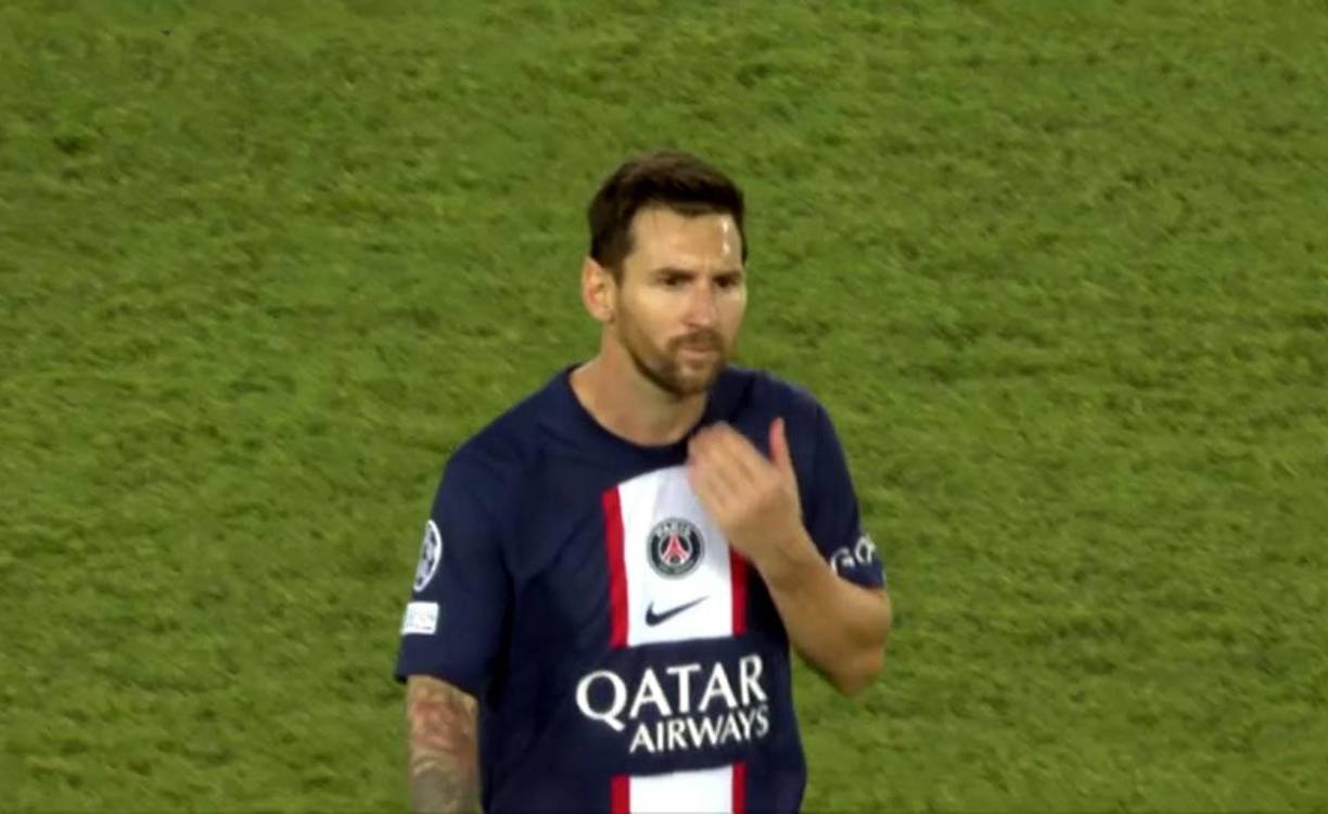 Otra imagen que dejó el primer día de la Champions fue esta de Lionel Messi saliendo de cambio en los últimos minutos del partido del PSG-Juventus. El argentino abandonó el campo con rostro muy serio y nada contento.