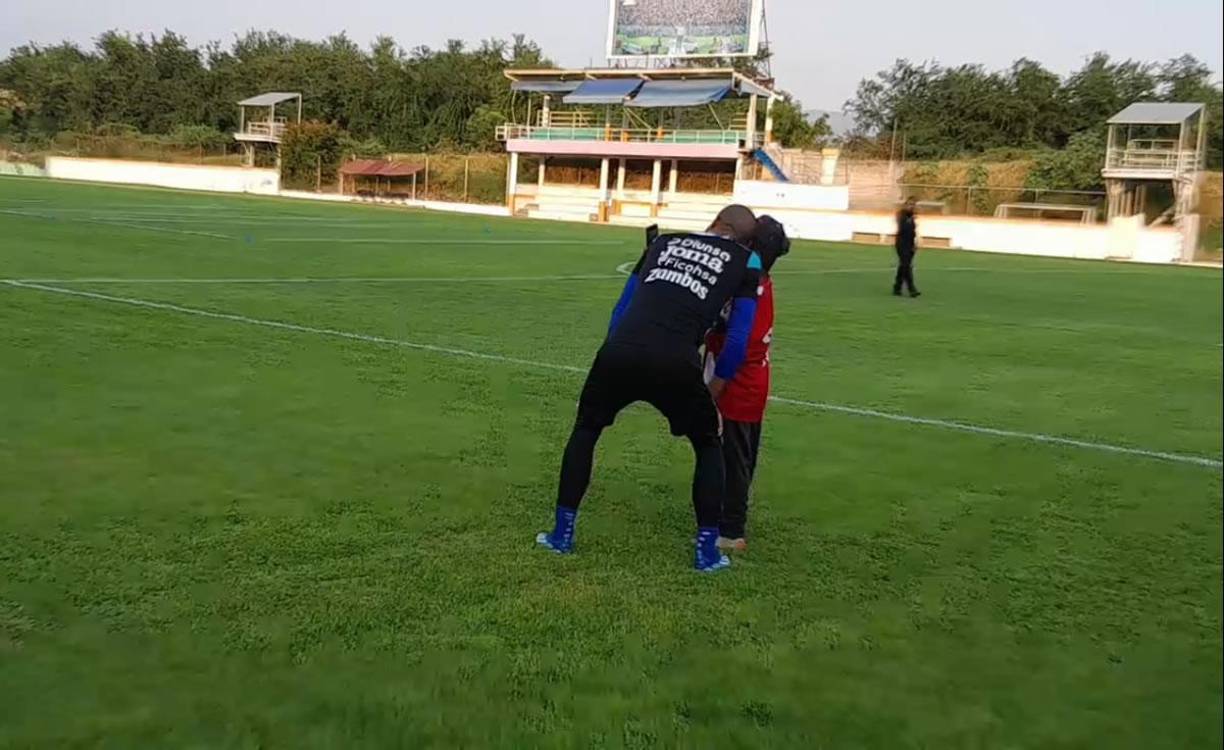Edrick Menjívar tuvo un gran detalle. El portero titular de la Selección de Honduras se detuvo antes de entrenar y se tomó una selfie con un niño mexicano.