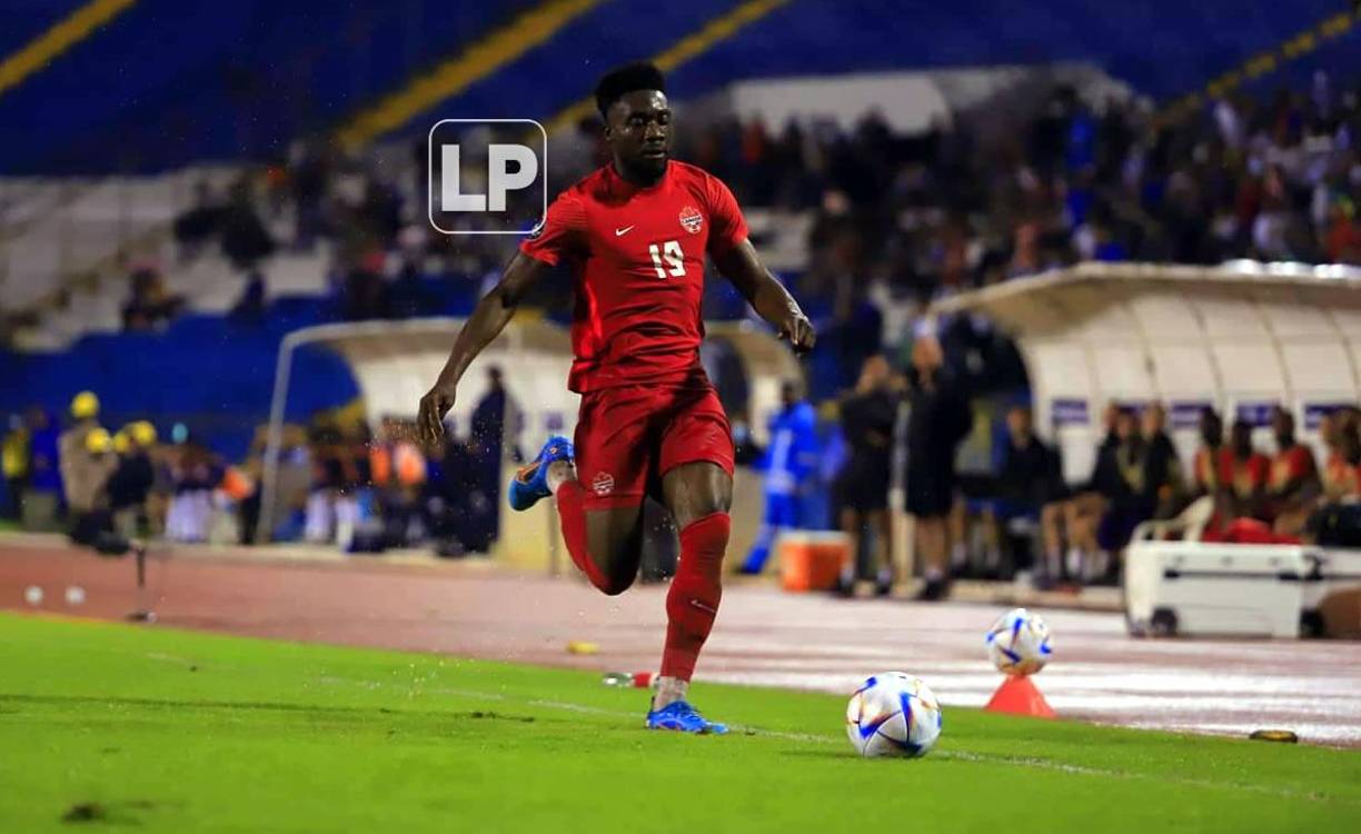 Alphonso Davies corriendo con el balón por la banda izquierda del estadio Olímpico.