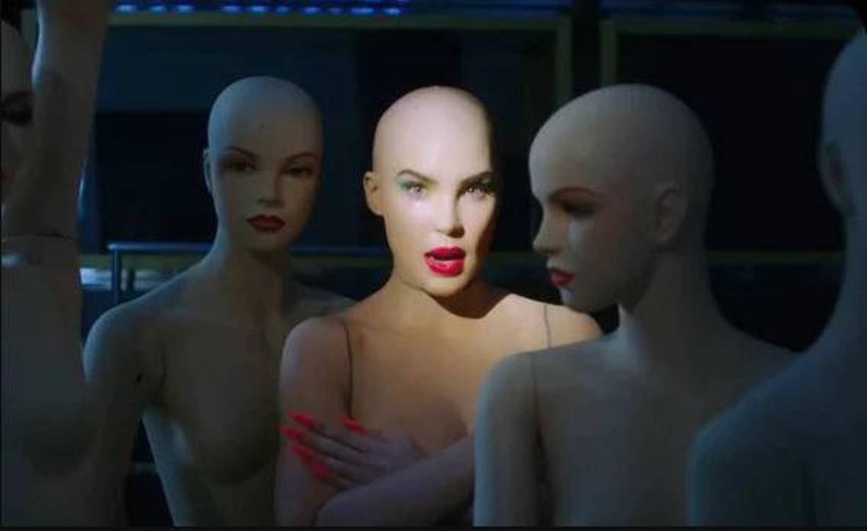 Belinda: “rapada” y con un atrevido traje, así luce la cantante en nuevo video musical