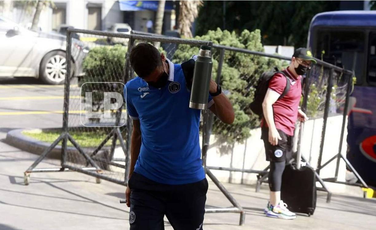 El portero argentino Jonathan Rougier no olvida su mate.