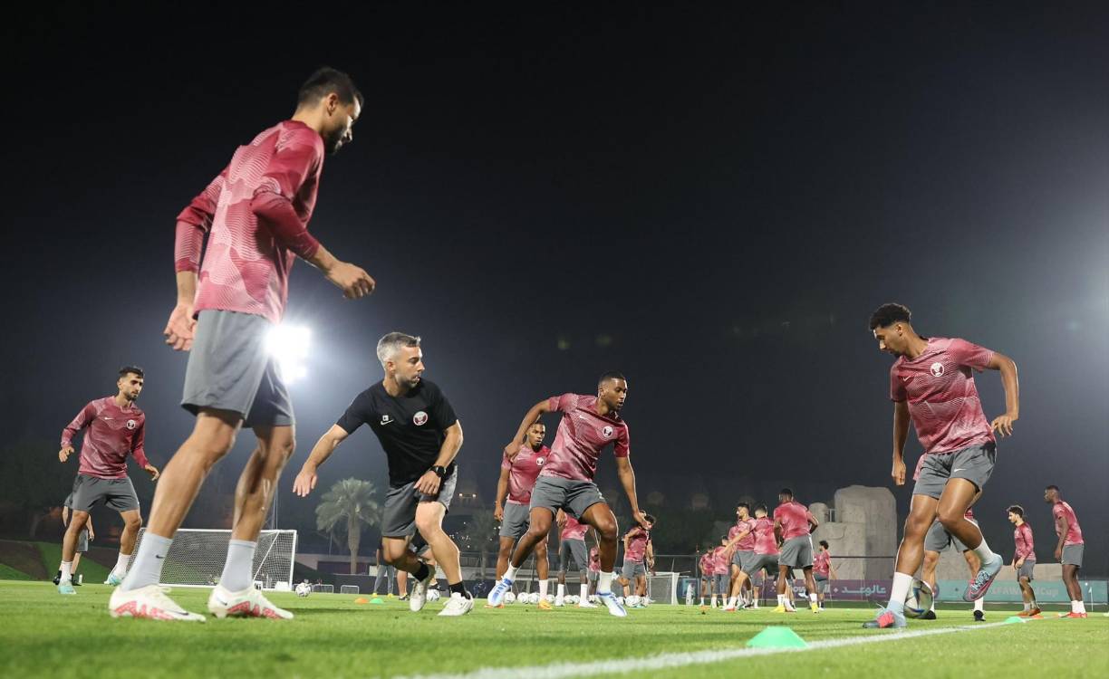  “Aquí nadie se enteró de que estaban entrenando. Cero imágenes; cero contacto con el exterior; iban del hotel al campo y viceversa”, le reveló a Diario Marca alguien cercano a la selección de Qatar