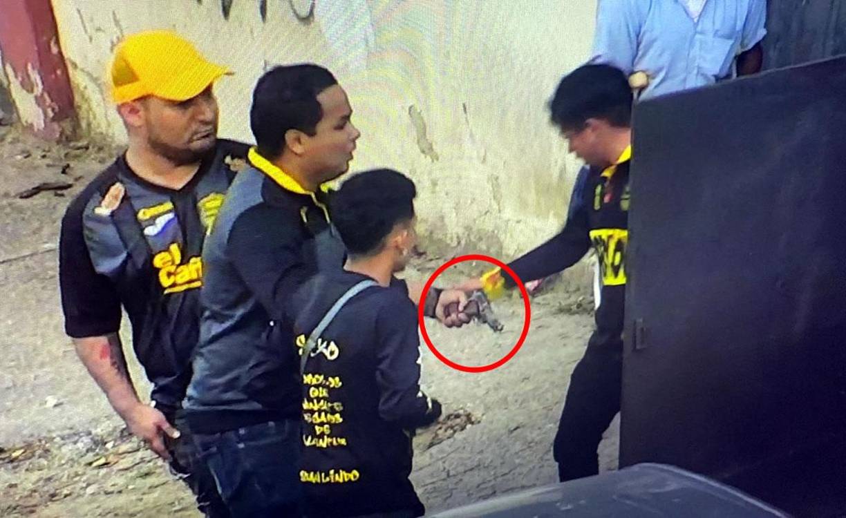 Aficionados del Real España portando una pistola durante el enfrentamiento.