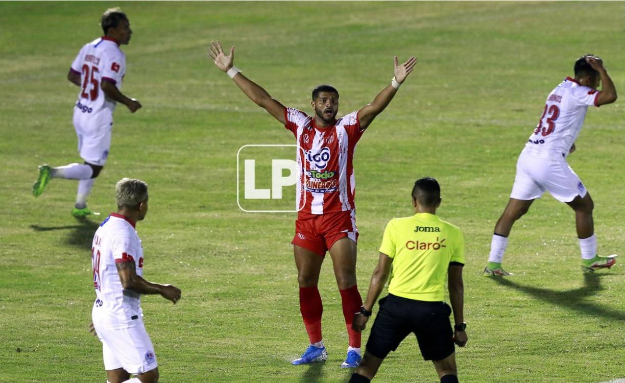 El delantero brasileño del Vida, Patrick Ferreira, reclamando al árbitro.