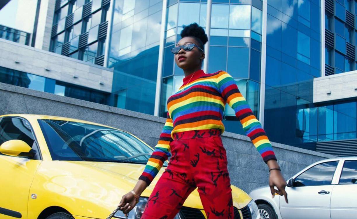 Para este concierto se vale mezclar colores llamativos al igual que los estampados, puedes incluirlos todos en un solo conjunto, como esta idea.