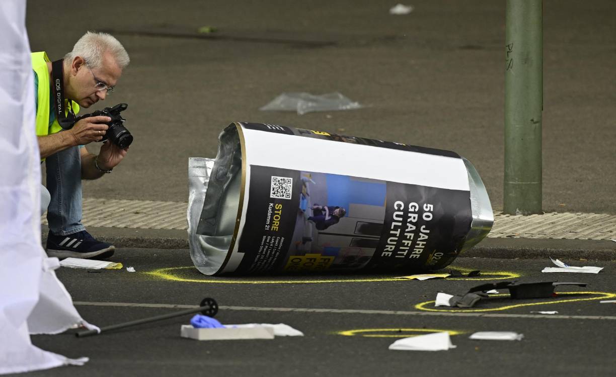 El vehículo se lanzó primero contra el grupo de transeúntes entre los que se encontraba la maestra y sus escolares.