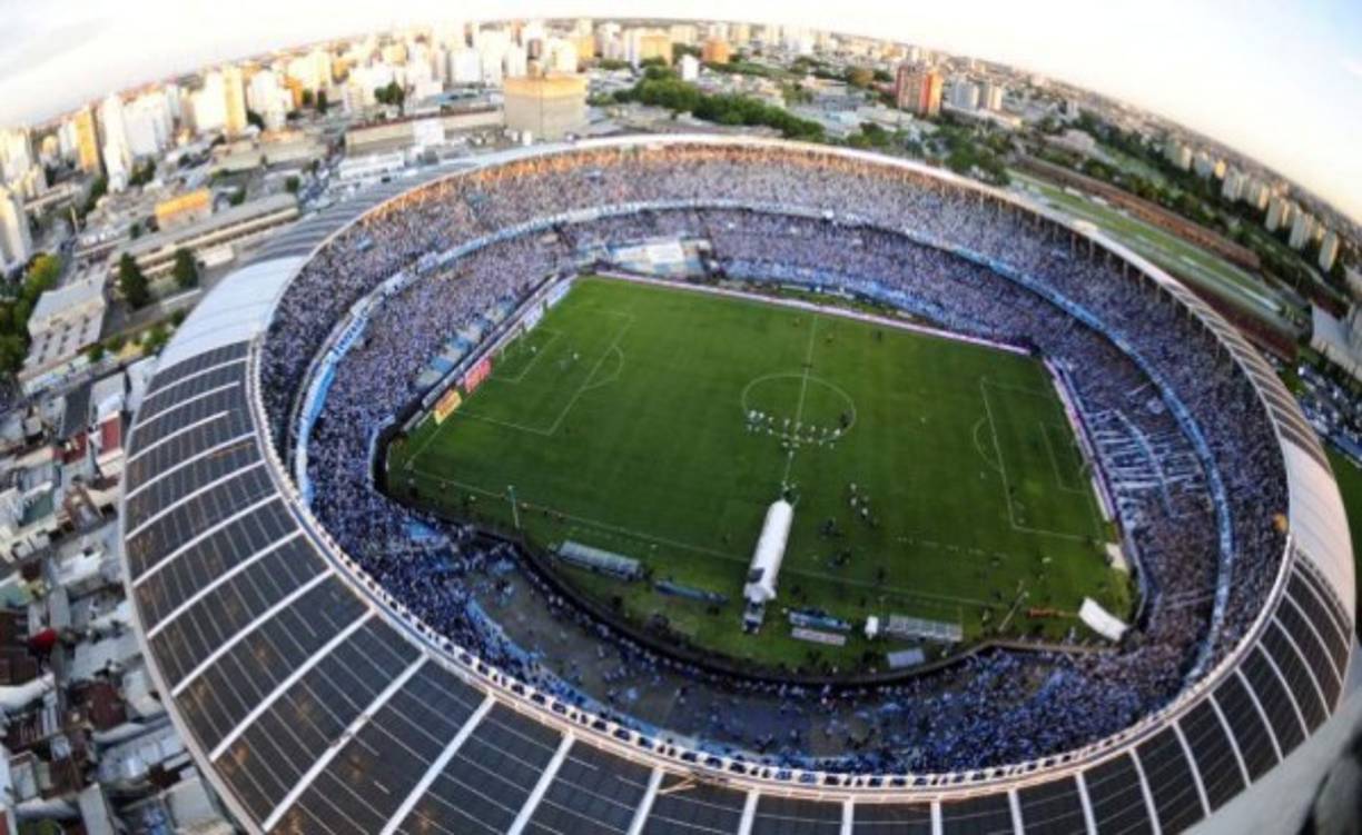 La leyenda dice que un grupo de hinchas de Independiente de Avellaneda enterró siete gatos muertos en el arco que da hacia la tribuna popular del estadio de Racing, su gran rival. Venían de ser campeón en 1966 del torneo argentino, y campeón de la Copa Libertadores y Copa Intercontinental de 1967. Después del entierro de dichos gatos, Racing nunca volvió a tener logros destacados. Por ello, los hinchas albicelesttes atribuyeron a este acto de sus enemigos como responsable de las desgracias. Con el tiempo desenterraron seis gatos, pero no pasaba nada. Incluso el equipo se fue al descenso en la década de 1980. Hasta que por fin en 1998 se removió el terreno completo para sacar los restos del último felino. Luego de ello, hubo una misa y una serie de ritos que, según la leyenda, funcionaron para que la “Academia” volviera a ser campeón argentino en 2001 con Reinaldo Merlo.